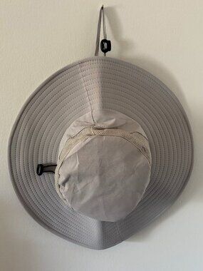 Zooron light grey bucket hat.  One size.